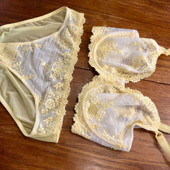 Wacoal Bra Set in Yellow Lace - Picture 2 of 9